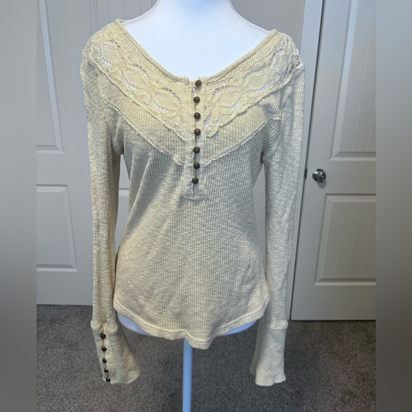 Free People Cream Lace Button Come on Over Stretch Henley Sz Large (Sm/Med) - Picture 2 of 16
